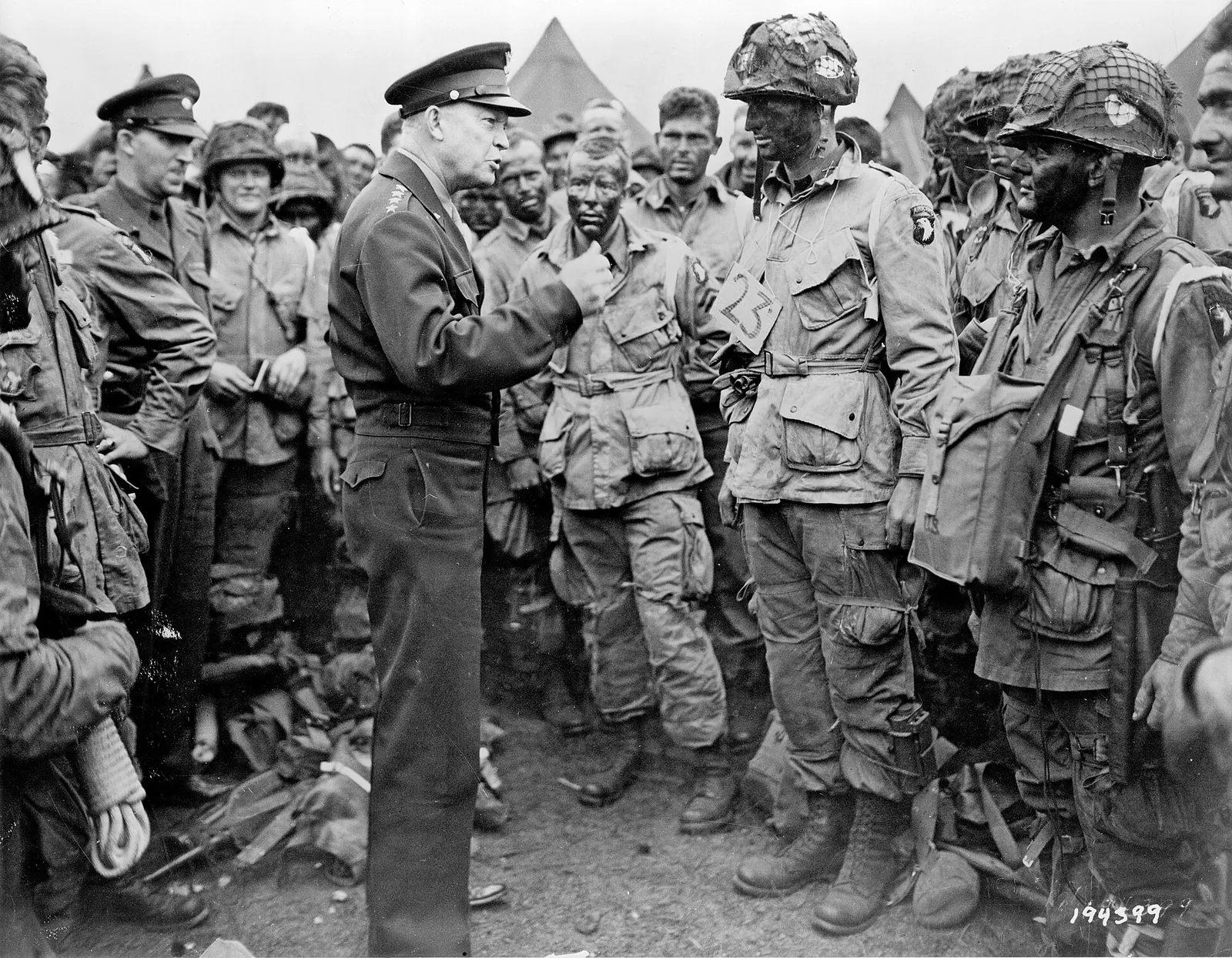 1944年6月5日、ノルマンディー上陸作戦を前に第101空挺師団の兵士たちと話すドワイト・D・アイゼンハワー