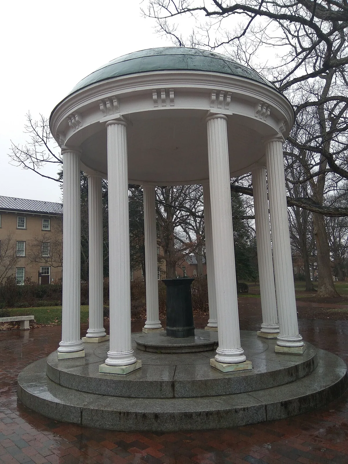 ジョン・B・キャロルが研究所を率いたノースカロライナ大学チャペルヒル校のOld Well