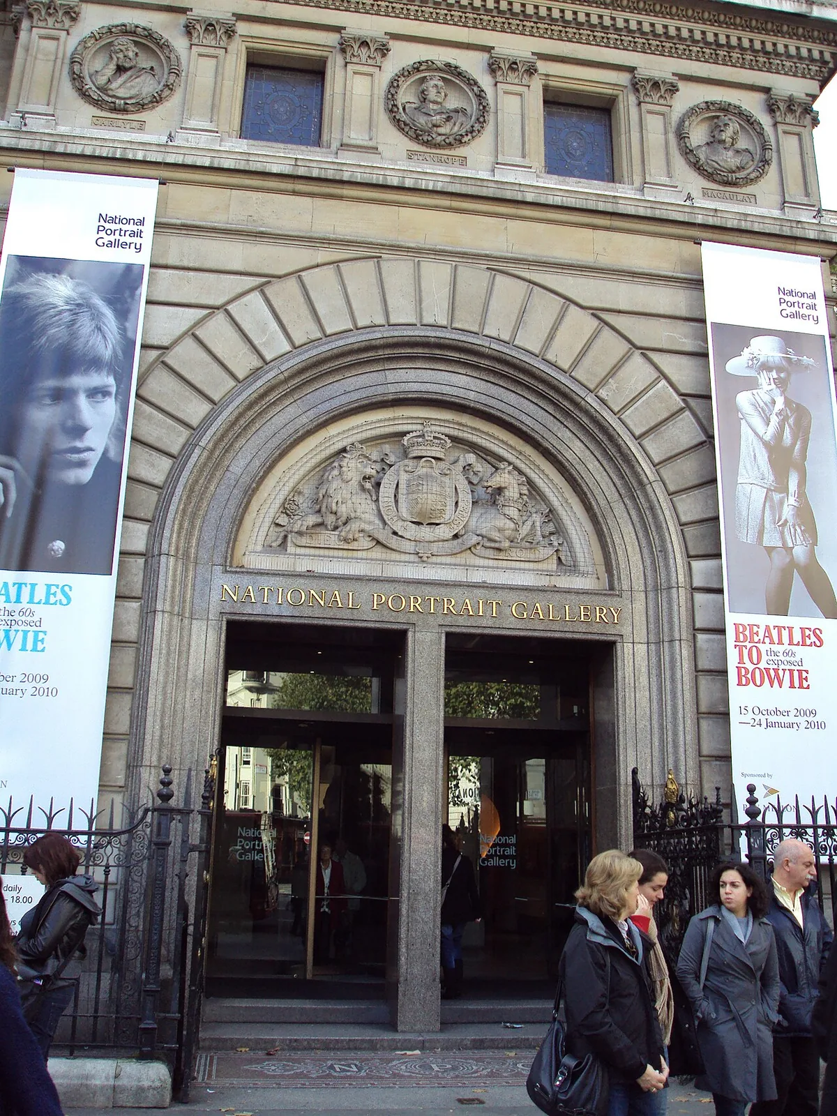ロンドンのNational Portrait Gallery入口。ウォルター・ストーンマン本人の安全に再利用できる肖像がないため、彼のNational Photographic Recordを保存する機関を示す
